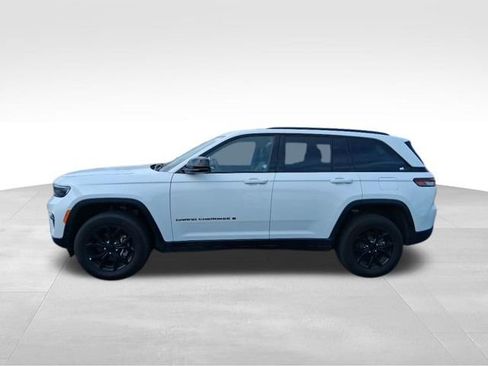 Used 2025 Jeep Grand Cherokee Altitude AWD/4WD image 6