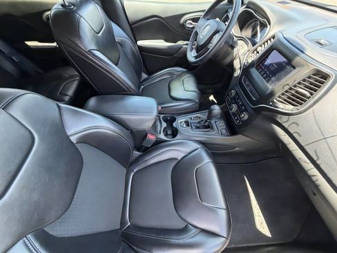 Used 2019 Jeep Cherokee Latitude Plus AWD/4WD image 10