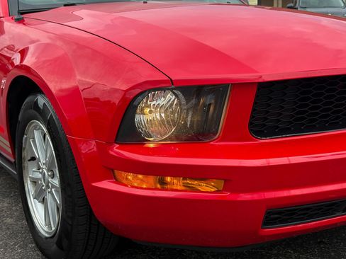 Used 2009 Ford Mustang Convertible RWD image 3