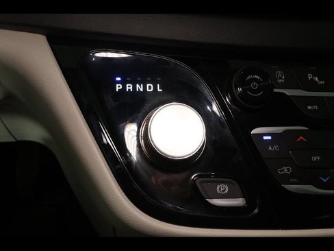 Used 2023 Chrysler Pacifica Touring-L FWD image 26