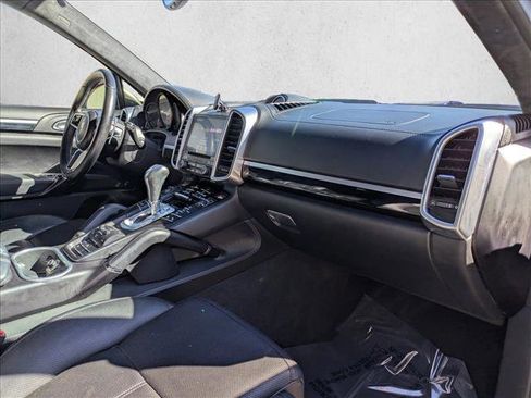 Used 2017 Porsche Cayenne Turbo image 30