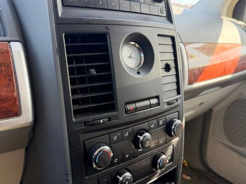 Used 2008 Chrysler Town & Country Touring FWD image 19