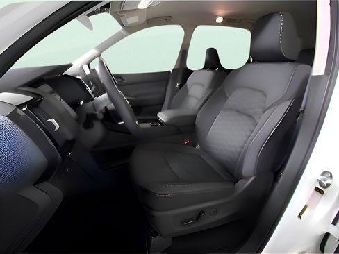 Used 2024 Nissan Pathfinder SV image 17