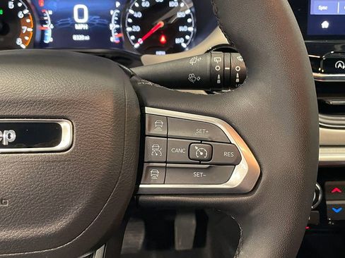 Used 2025 Jeep Compass Limited image 31