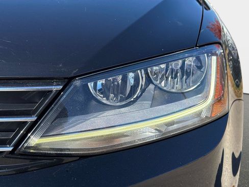 Used 2017 Volkswagen Jetta SE image 10