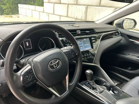 Used 2018 Toyota Camry LE FWD image 3