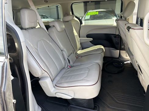 Used 2017 Chrysler Pacifica Limited FWD image 10