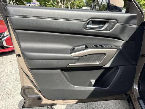 Used 2023 Nissan Pathfinder Platinum AWD/4WD image 13