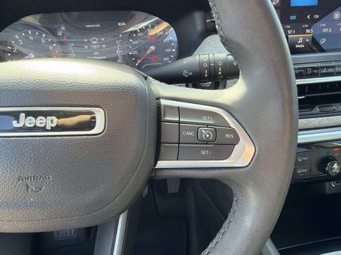 Used 2022 Jeep Compass Latitude w/ Sun and Sound Group AWD/4WD image 30