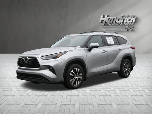 Used 2023 Toyota Highlander XLE image 5
