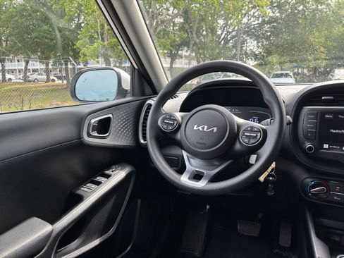 Used 2025 Kia Soul LX w/ LX Technology Package FWD image 32