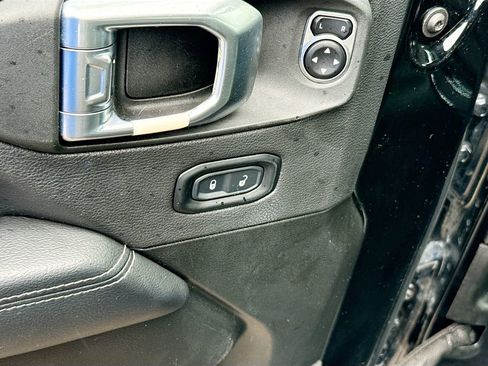 Used 2023 Jeep Wrangler Unlimited Sahara AWD/4WD image 19