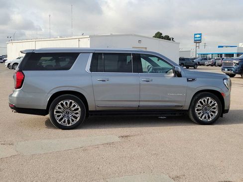 Used 2023 GMC Yukon XL Denali Ultimate AWD/4WD image 9