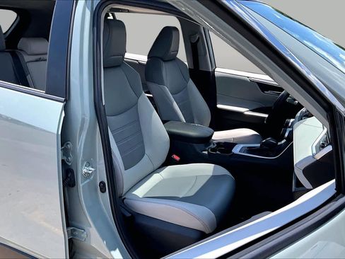 Used 2020 Toyota RAV4 XLE Premium FWD image 9