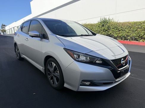 Used 2020 Nissan Leaf SV w/ SV Technology Package FWD image 2