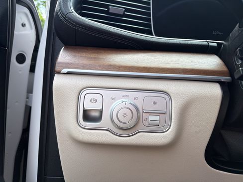 Used 2025 Mercedes-Benz GLS 450 4MATIC image 17