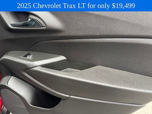 Used 2025 Chevrolet Trax LT FWD image 12