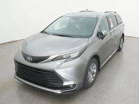 New 2026 Toyota Sienna XLE image 3
