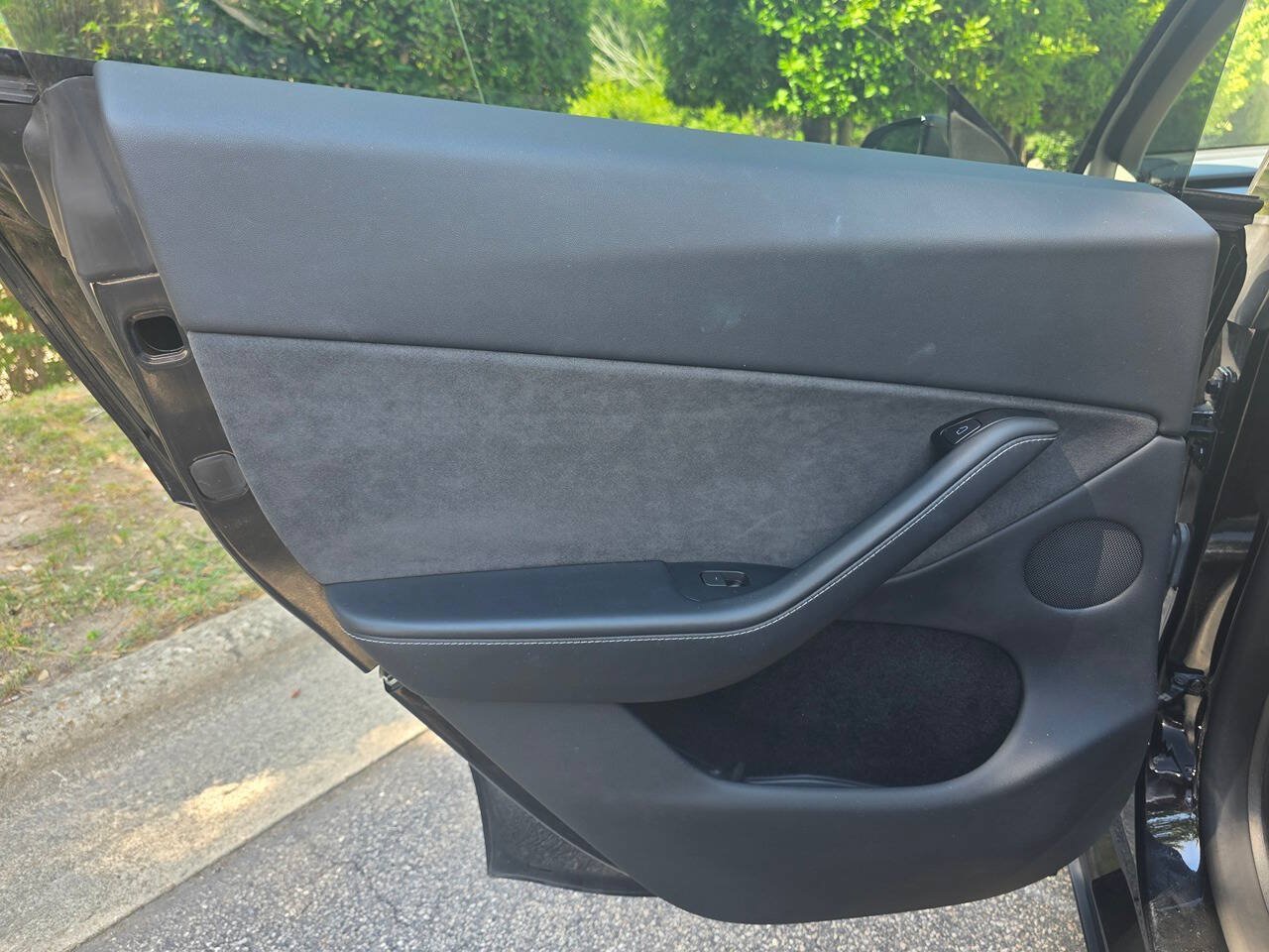 Used 2024 Tesla Model Y Long Range AWD/4WD image 25