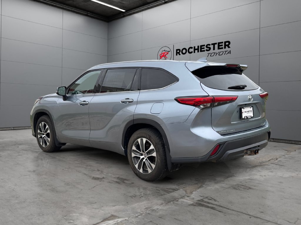 Used 2021 Toyota Highlander XLE AWD/4WD image 3