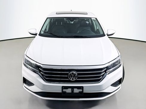 Used 2021 Volkswagen Passat 2.0T SE image 2