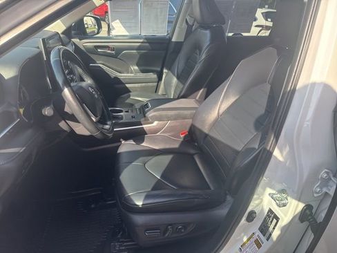 Used 2022 Toyota Highlander XLE FWD image 18