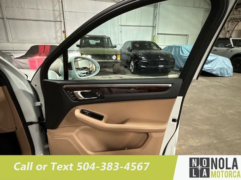 Used 2023 Porsche Macan AWD/4WD image 30