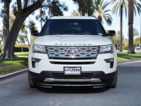 Used 2018 Ford Explorer XLT w/ Equipment Group 201A FWD image 2