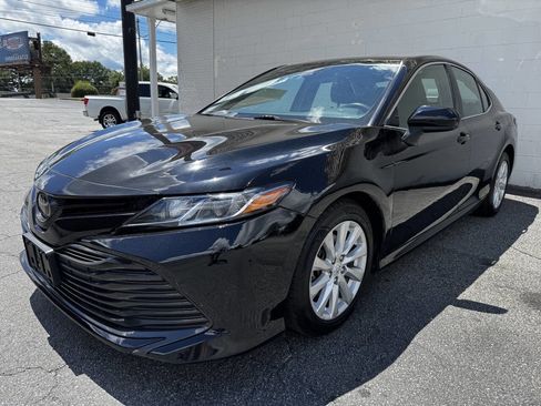 Used 2020 Toyota Camry LE image 4