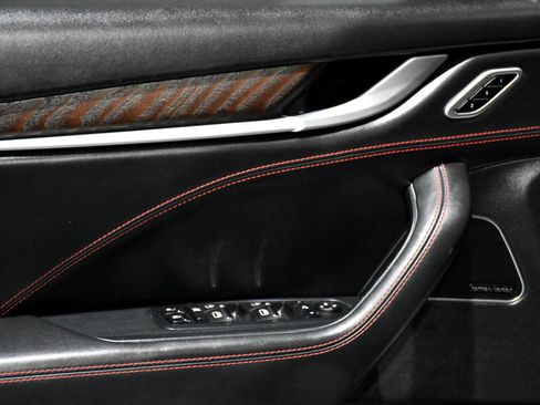 Used 2017 Maserati Levante w/ Luxury Package image 31