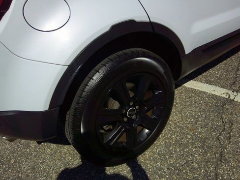 Used 2018 Land Rover Range Rover Evoque SE Premium image 9