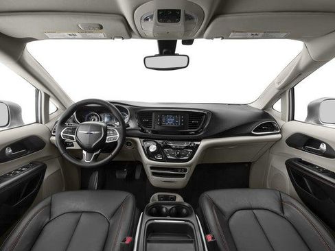 Certified 2017 Chrysler Pacifica Touring-L image 8