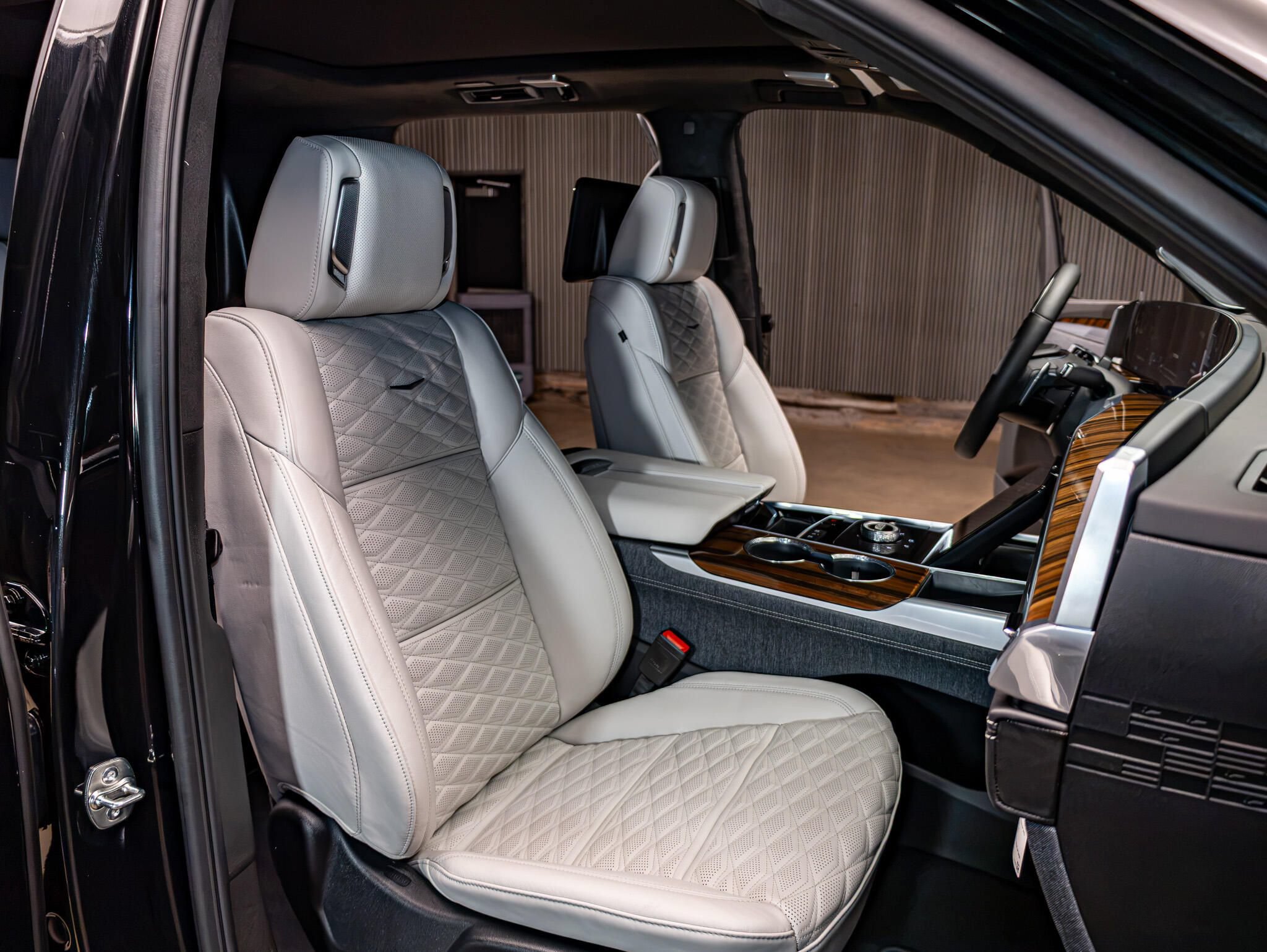 Used 2027 Cadillac Escalade Platinum Sport w/ LPO, Floor Liner Package AWD/4WD image 28