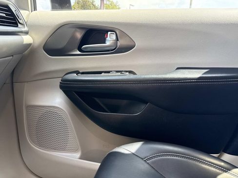 Used 2023 Chrysler Pacifica Touring-L w/ Uconnect Theater Family Group FWD image 29