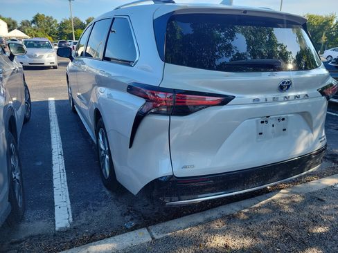 Used 2023 Toyota Sienna Limited AWD/4WD image 7