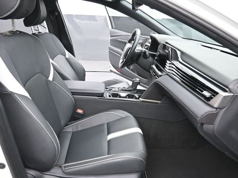 Used 2025 Toyota Camry SE image 16