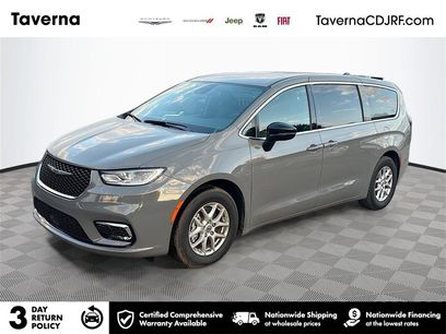 Used 2025 Chrysler Pacifica Select