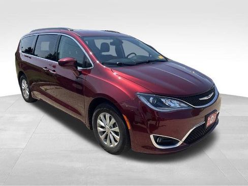 Used 2019 Chrysler Pacifica Touring Plus w/ Cold Weather Group FWD image 1