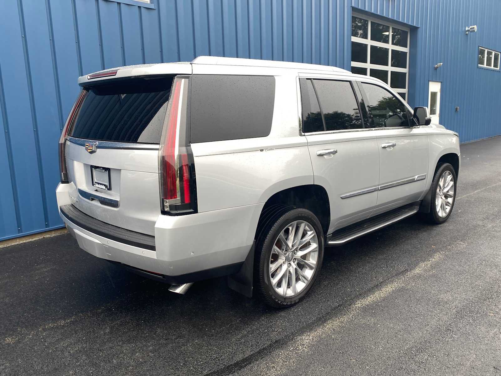 Used 2017 Cadillac Escalade Luxury AWD/4WD image 4