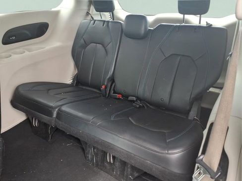 Used 2021 Chrysler Pacifica Touring-L w/ Uconnect Theater Family Group FWD image 22