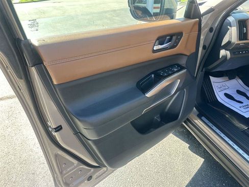 Used 2025 Nissan Pathfinder Platinum FWD image 30