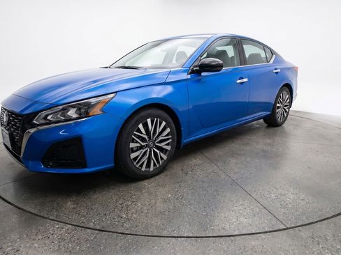 Used 2025 Nissan Altima 2.5 SV FWD image 3