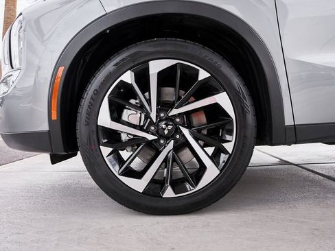 Used 2024 Mitsubishi Outlander SE image 3