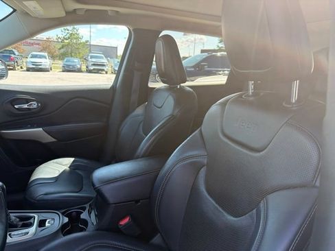 Used 2017 Jeep Cherokee Limited w/ Luxury Group AWD/4WD image 14