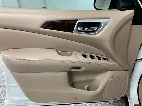 Used 2015 Nissan Pathfinder Platinum w/ Family Entertainment Package image 9