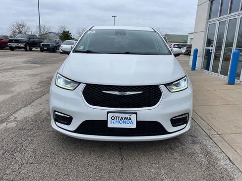 Used 2023 Chrysler Pacifica Touring-L image 3