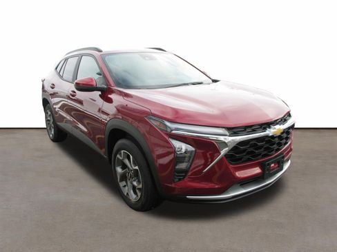 Used 2025 Chevrolet Trax LT w/ LT Convenience Package image 7