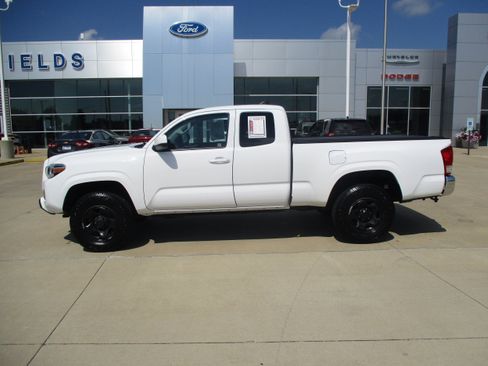 Used 2017 Toyota Tacoma SR5 RWD image 2