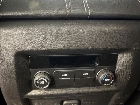 Used 2023 Chevrolet Traverse LT image 28