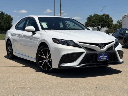 Used 2024 Toyota Camry SE FWD image 2